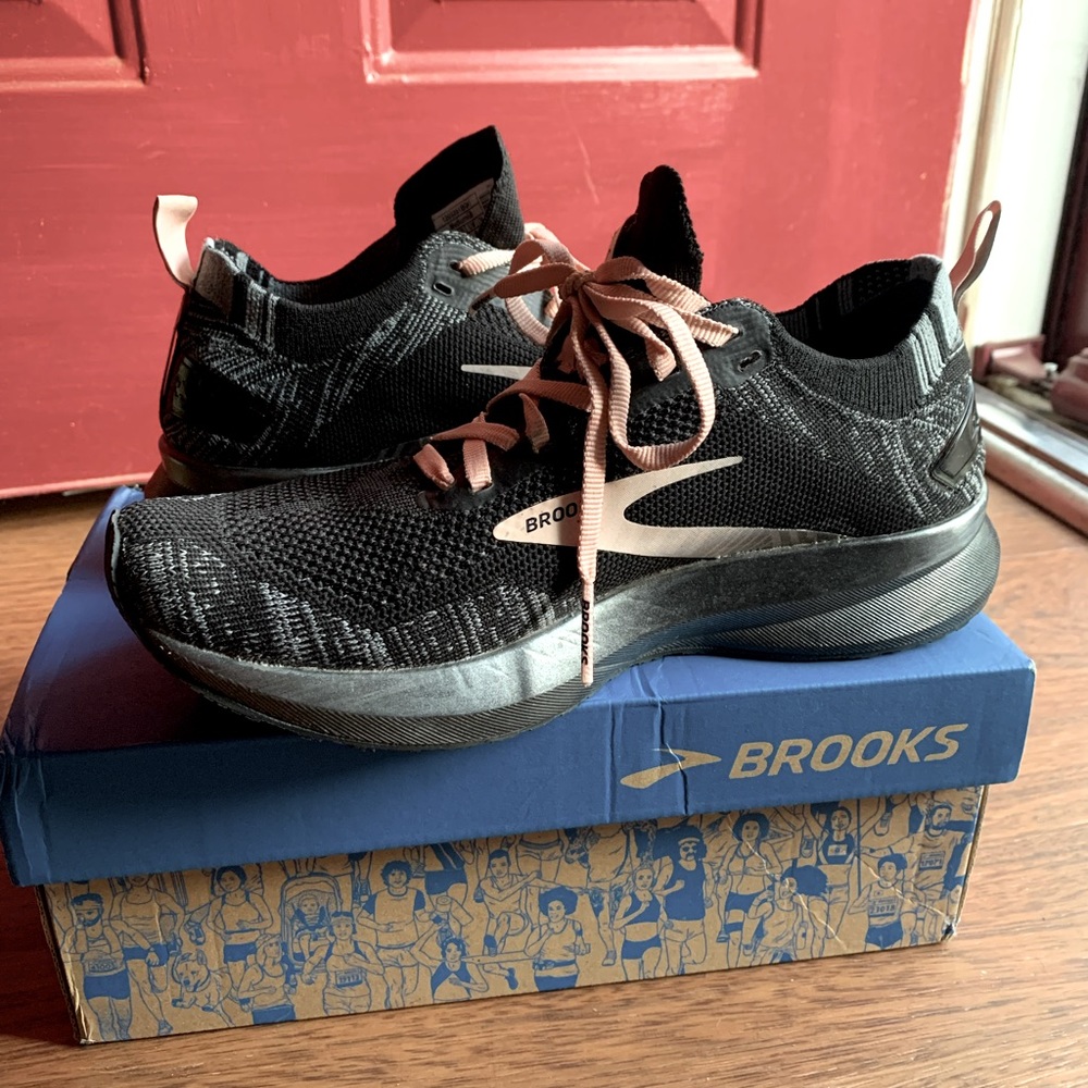 Brooks Levitate 4 black/coral running shoes like new size 7